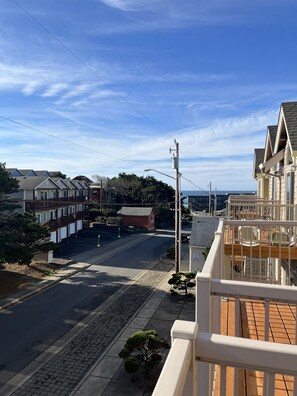 Property grounds - Cozy, Comfortable and Convenient Condo in the Middle of it ALL! (Lincoln City)
