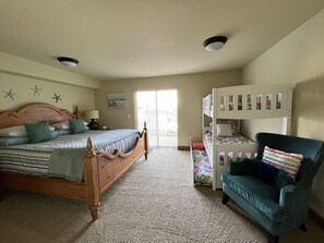 2 bedrooms, desk, iron/ironing board, travel cot - Cozy, Comfortable and Convenient Condo in the Middle of it ALL! (Lincoln City)