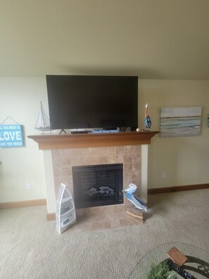 TV connectée, cheminée, jeux vidéo