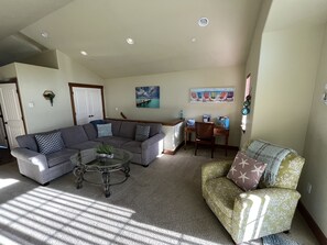 Smart TV, fireplace, video games - Cozy, Comfortable and Convenient Condo in the Middle of it ALL! (Lincoln City)