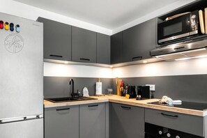 Mikrowelle, Ofen, Geschirrspüler, Wasserkocher mit Kaffee-/Teezubehör