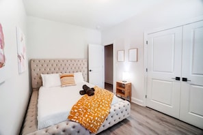4 habitaciones, escritorio y tabla de planchar con plancha 