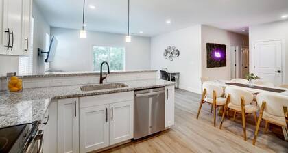 New 4BR Home Near Uptown CLT + Sleeps 12 + Garage
