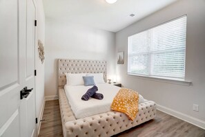 4 habitaciones, escritorio y tabla de planchar con plancha 