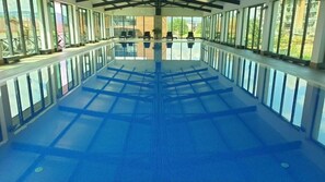 2 outdoor pools