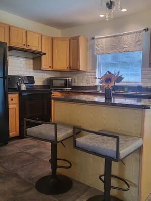 Microwave, oven, stovetop, dishwasher - Near University of Delaware, Christiana Care Hospital, & the Christiana Mall! (Newark)