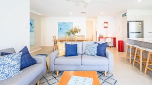 Téléviseur, table de ping-pong, livres