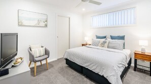 3 chambres, bureau, fer et planche à repasser, accès au Wi-Fi (inclus)