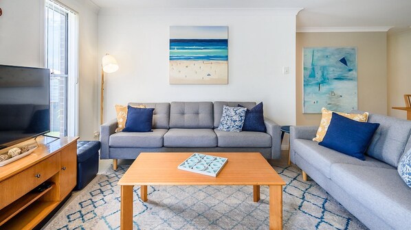 Téléviseur, table de ping-pong, livres