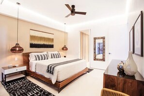 2 makuuhuonetta, tallelokero huoneessa, työpöytä, silitysrauta/-lauta