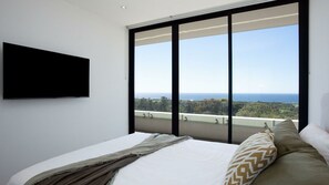 3 bedrooms, iron/ironing board, free WiFi, bed sheets - Dazzling 3 bedroom 2 bathroom whale-watching home with 2 balconies (Little Bay)