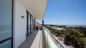 Property grounds - Dazzling 3 bedroom 2 bathroom whale-watching home with 2 balconies (Little Bay)