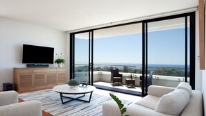 Smart TV - Dazzling 3 bedroom 2 bathroom whale-watching home with 2 balconies (Little Bay)