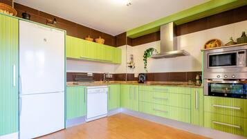 Een koelkast, een kookplaat, een vaatwasser