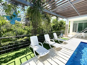 A poolside area with white lounge chairs, a pool, and a pergola structure. - Fantástica Casa Finca piscina privada (Ricaurte)