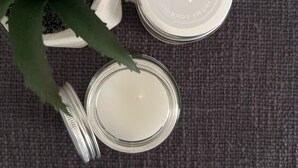 Trois récipients ronds avec couvercles, posés sur une surface texturée.