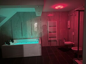 Chuveiro, secador de cabelo, bidê, toalhas de banho