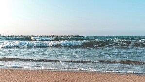 A beach with waves and a clear sky. - All new, 100 sqm terrace & 5 min walk to the old town & shopping street (Bari)