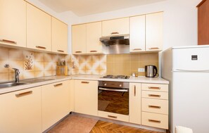 Kühlschrank, Mikrowelle, Ofen, Herdplatte