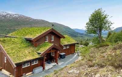 4 bedroom awesome home in Nordfjordeid