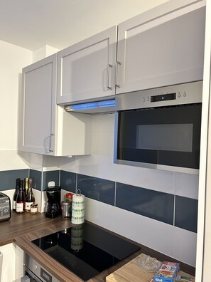 Refrigerador, microondas, horno y parrilla de estufa 