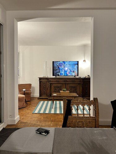 Modern chic Parisian apartment.  close to major attractions! Salut!