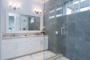 Douche, sèche-cheveux, serviettes fournies, papier toilette