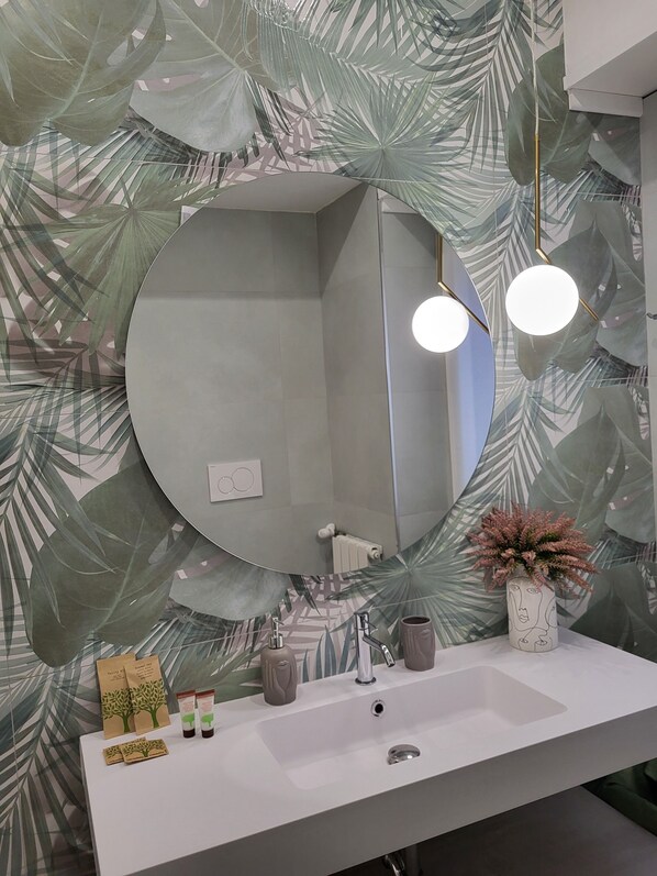 Een haardroger, handdoeken, zeep, toiletpapier