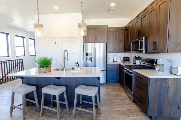 Fridge, microwave, oven, stovetop - Gorgeous Desert Loft in Southern Utah with views, pool, hot tub and firepits. (Washington)