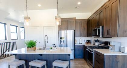 Gorgeous Desert Loft in Southern Utah with views, pool, hot tub and firepits.