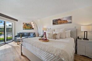 1 slaapkamer, een bureau, een strijkplank/strijkijzer, reisbedje
