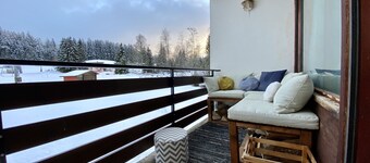 At the foot of the slopes balcony with view and wood-burning stove