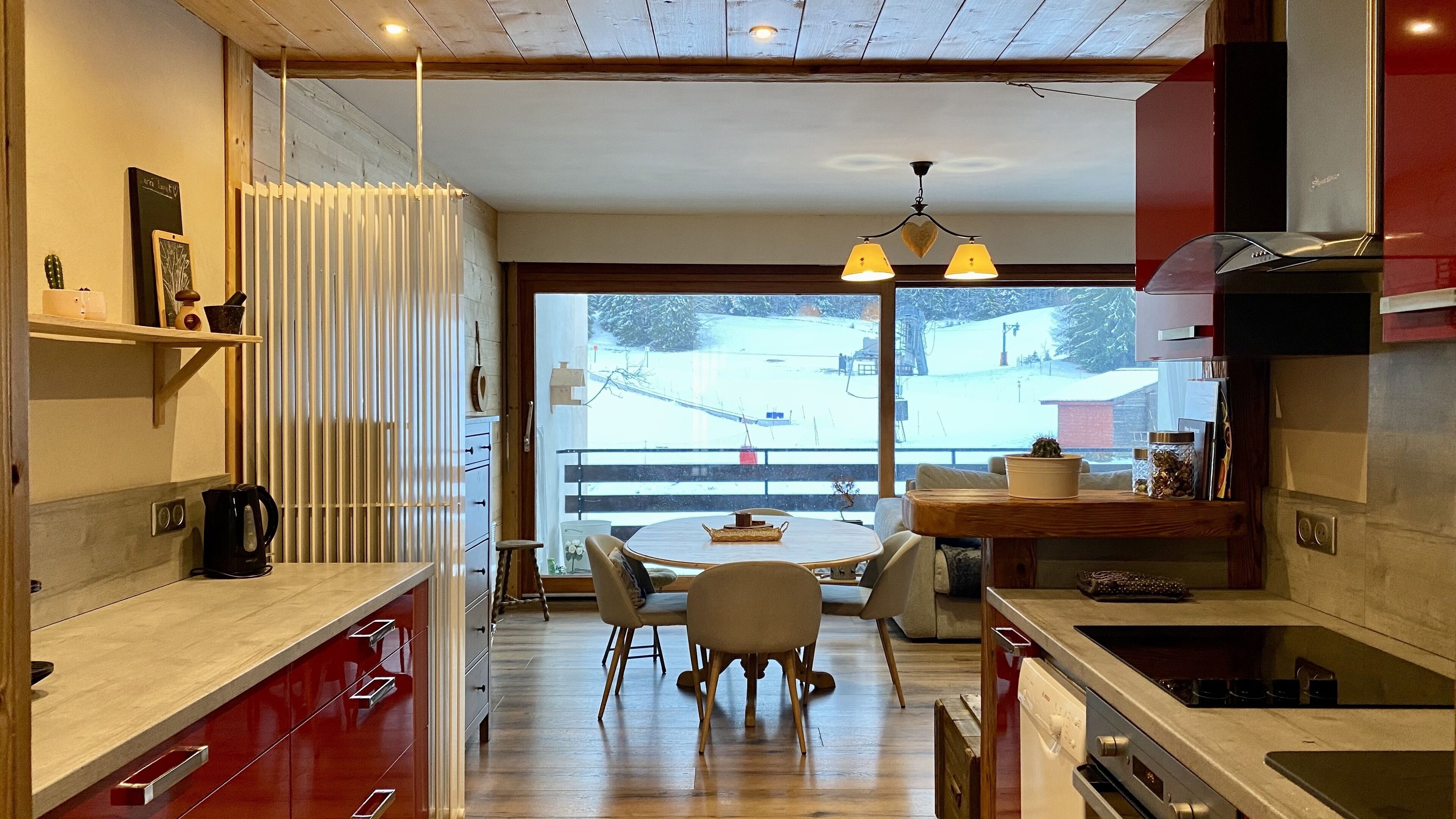 Jääkaappi, mikroaaltouuni, uuni, astianpesukone