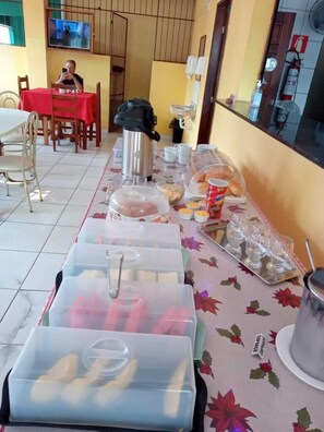 Sudah termasuk sarapan ambil sendiri setiap hari