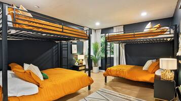 4 多间卧室、客房内保险箱、办公桌、熨斗/熨衣板