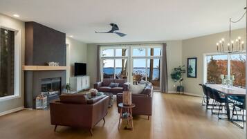 Flatskjerm-TV, peis, bordtennis og PC-skjermer