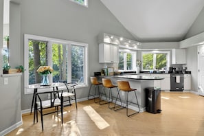 Køleskab, mikrobølgeovn, ovn, kogeplade