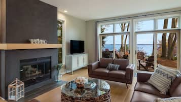 Flatskjerm-TV, peis, bordtennis og PC-skjermer