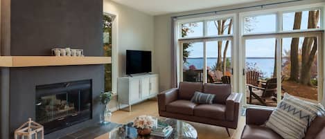 Televisión de pantalla plana, chimenea, mesa de ping pong