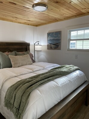 2 bedrooms, WiFi, bed sheets - Lake house with lake access in front yard! (Sevierville)