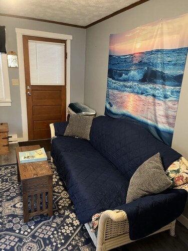 Cute, clean, cozy and pet friendly cottage that is 10 minute walk to the strip. 