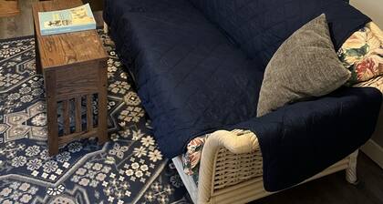 Cute, clean, cozy and pet friendly cottage that is 10 minute walk to the strip.