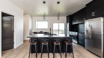 Fridge, oven, stovetop, dishwasher