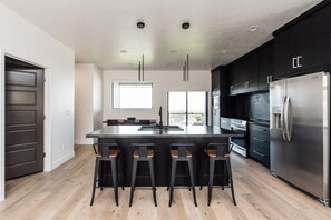 Fridge, oven, stovetop, dishwasher