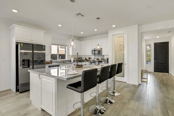 Refrigerador, microondas, horno y parrilla de estufa