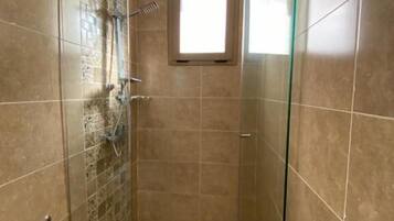 Quarto casal | Banheiro | Chuveiro, chuveiro com efeito de chuva, produtos de toalete grátis