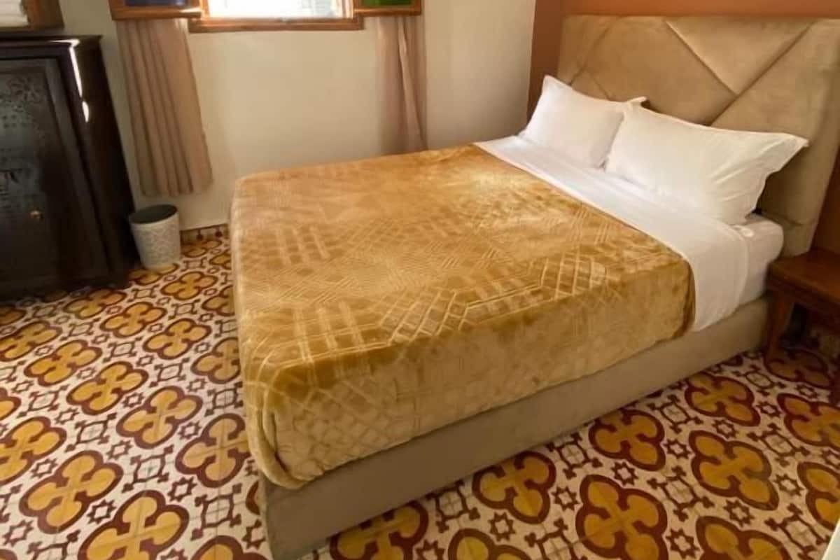 أغطية فراش متميزة ومكتب ومساحة عمل للكمبيوتر المحمول وواي فاي مجانًا