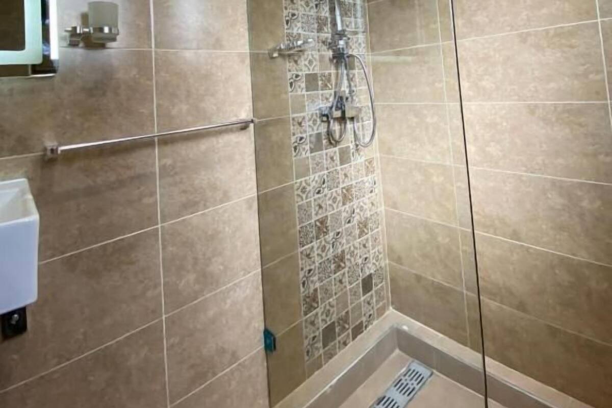 Deluxe Suite | Bathroom | Shower, rainfall showerhead, free toiletries, hair dryer