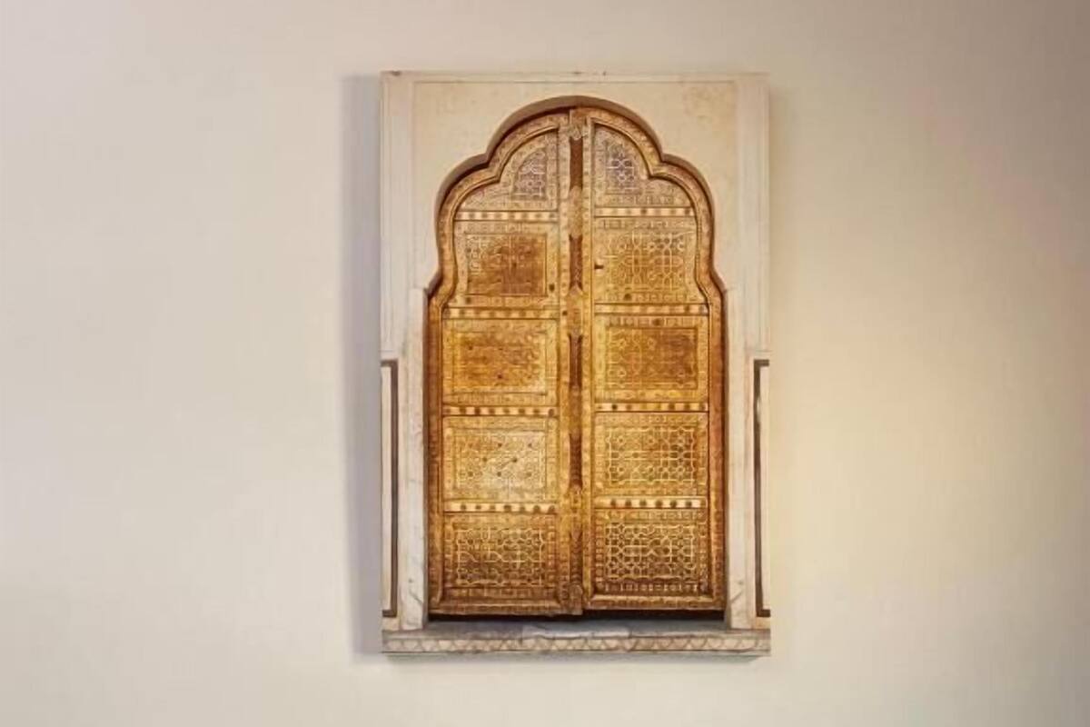 أغطية فراش متميزة ومكتب ومساحة عمل للكمبيوتر المحمول وواي فاي مجانًا