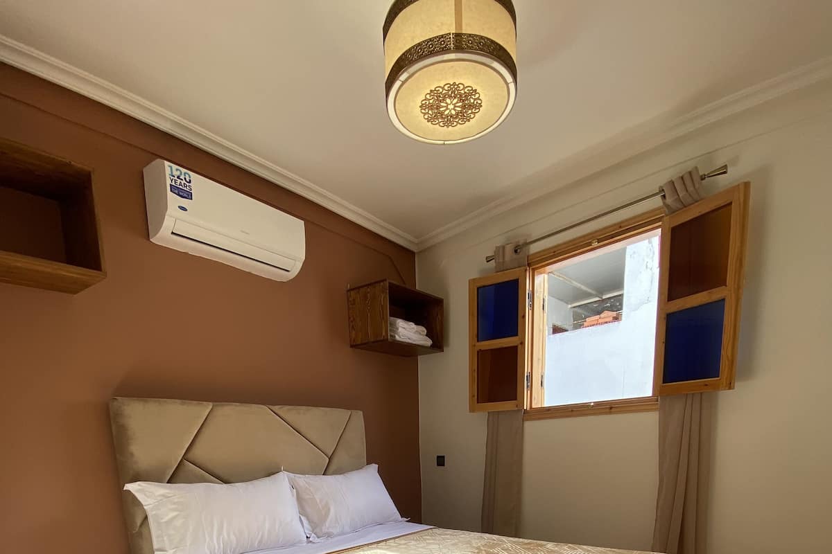 1 bedroom, premium bedding, desk, laptop workspace